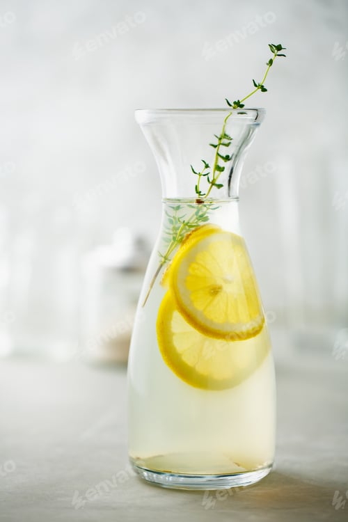 Preview: Refreshing drink with lemon and thyme