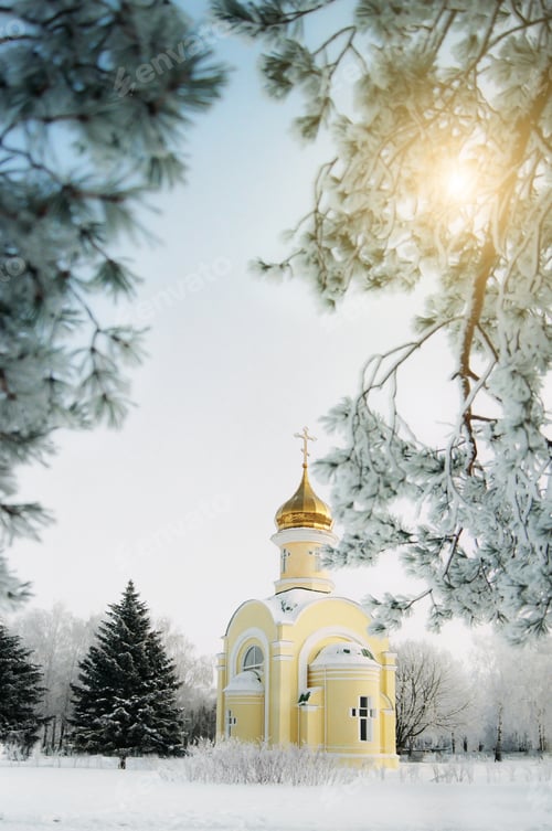 Vista previa: Christian orthodox church golden domes under clear blue sky