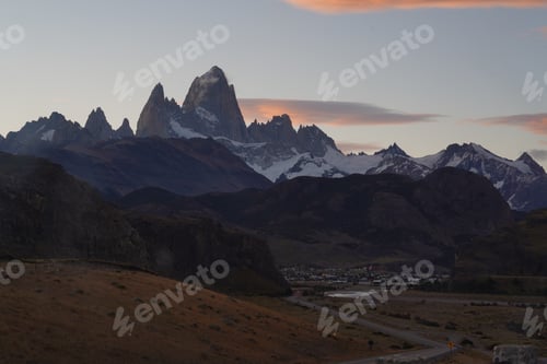 Preview: Scenic view of Fitz Roy, Chalten at sunset in South America