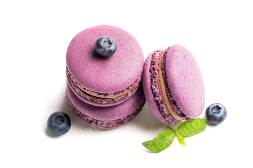 Preview: Tasty macaroons with blueberries on white background