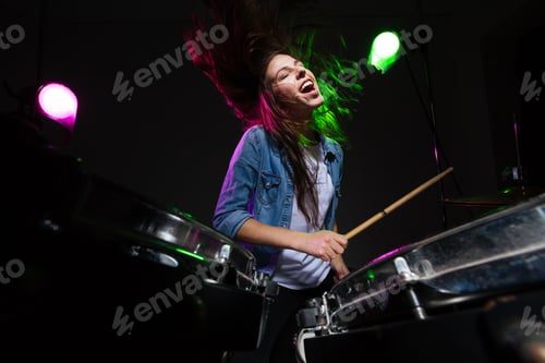 Preview: Woman playing the dumrs