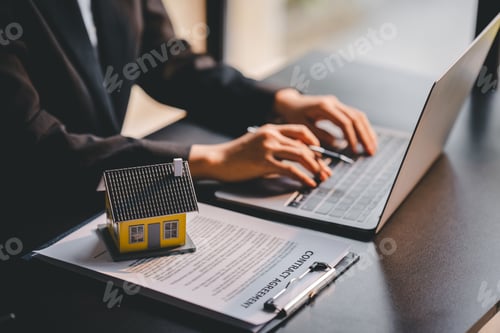 Preview: real estate agent Delivering sample homes to customers, mortgage loan contracts. Make a contract for