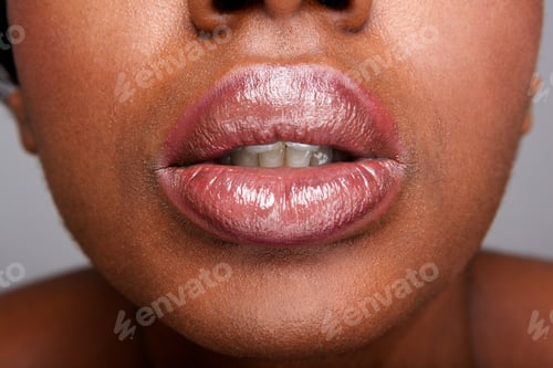 Preview: Close up beautiful african american woman with shiny lip gloss
