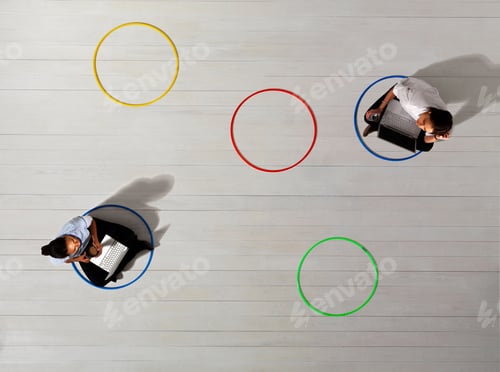 Vista previa: Mujeres de negocios en círculos con computadoras portátiles