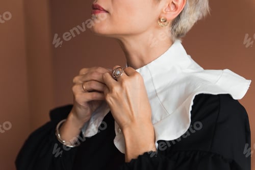 Preview: Fashion details - woman wearing white vintage white shirtfront