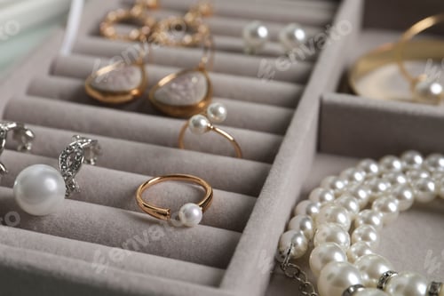 Preview: Box with luxurious pearl jewelry, closeup view