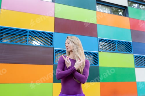 Preview: Graceful ballet dancer dancing ballet in the city