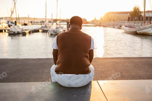 Vista previa: Tourist admiring sunset over boats in lisbon marina, portugal