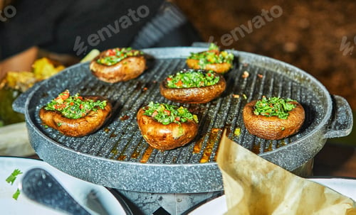 Preview: Grilled Mushrooms Topped with Fresh Herbs