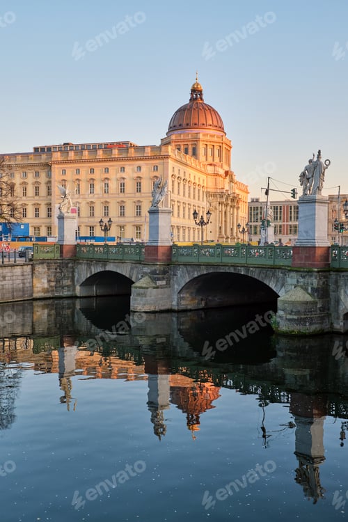Preview: The reconstructed City Palace and a small canal