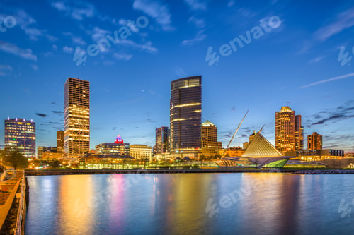 Preview: Milwaukee, Wisconsin, USA downtown city skyline on Lake Michigan