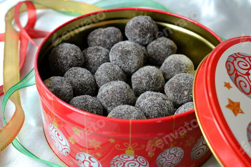 Preview: Homemade rum balls, fudge truffles to give as Christmas presents in a decorated tin