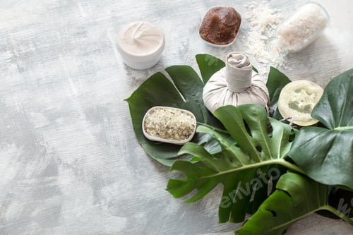 Vista previa: Spa composition with Wellness items for body care.