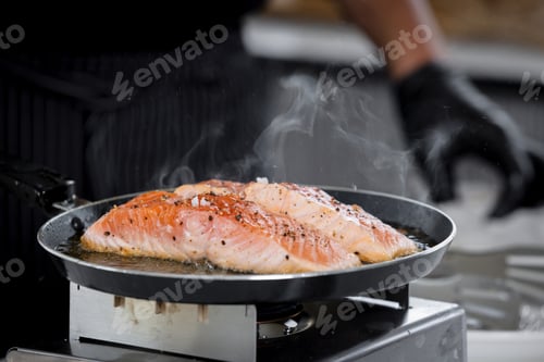 Preview: Salmon filet in frying pan