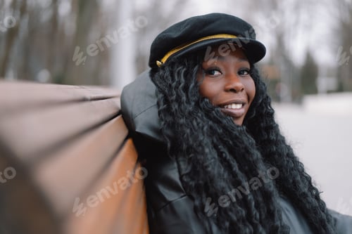 Preview: Photo portrait of cheerful black skinned girl. Afro girl walking in city park.