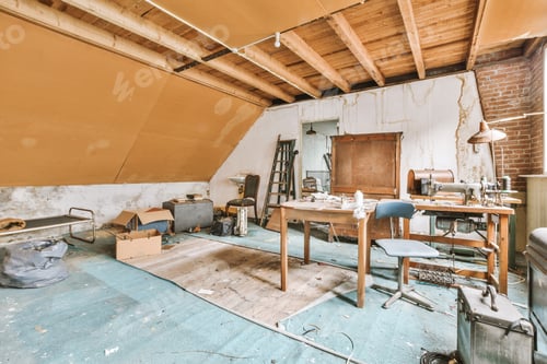 Preview: Spacious empty room