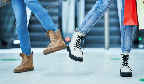 Preview: Portrait of two friends shopping together wearing a mask, coronavirus concept