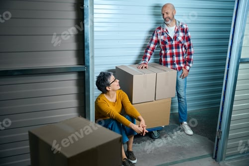 Preview: Adult woman looking at bald man in shirt