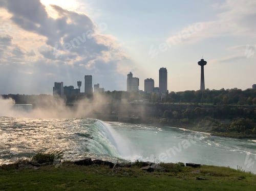 Vorschau: Silhouette der Skyline von Toronto mit Mündung der Niagarafälle davor