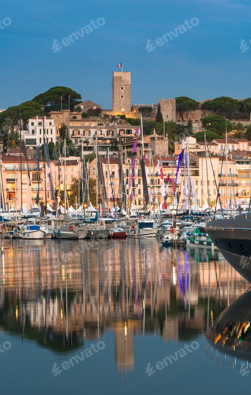 Preview: Yachts in the cannes bay at night