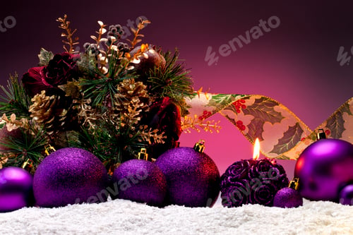 Preview: Christmas candle and festive decorations.