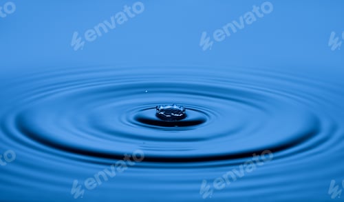 Preview: Blue Water drop falling, macro splash. Natural background