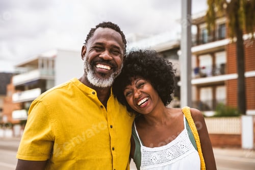 Vista previa: Beautiful mature black couple of lovers dating at the seaside