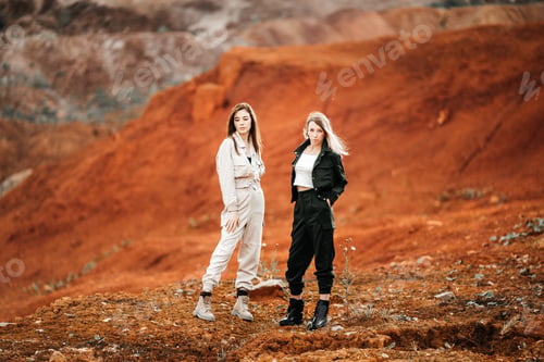 Preview: Two girls, in a post-apocalyptic place passer-by on Mars