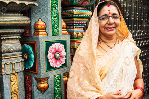 Preview: Indian woman portrait at the temple