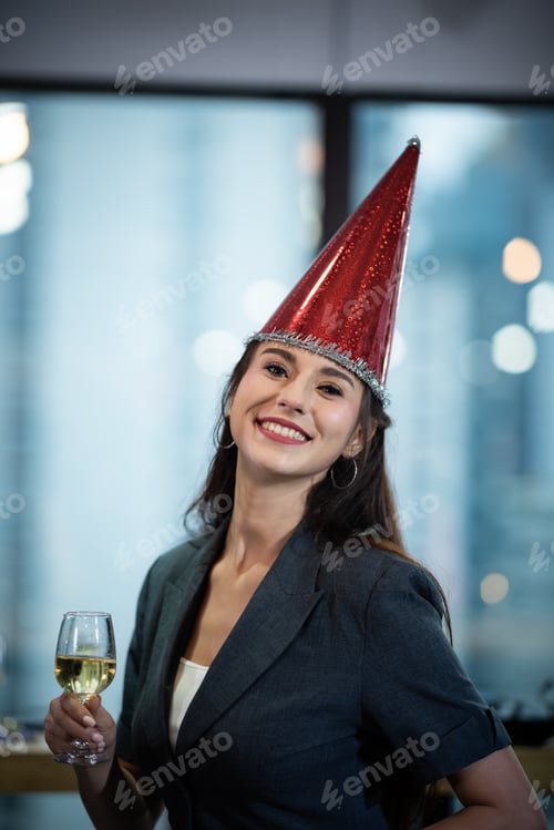Visualização: Um grupo de empresários segurando uma taça de champanhe em uma festa para comemorar seu sucesso