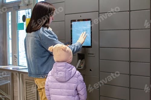 Preview: Receiving an order from a self-service parcel machine. Online shopping concept