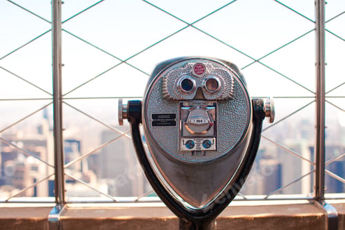 Preview: Public telescope pointed on Manhattan buildings