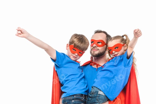 Vista previa: superpadre con niños con máscaras y capas que se hacen pasar por superhéroes aislados en blanco
