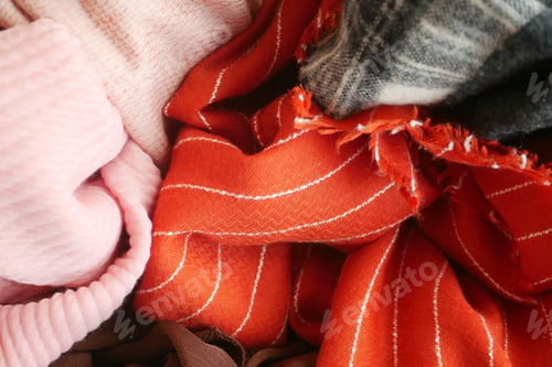 Preview: Colorful fabrics in a cozy textile display