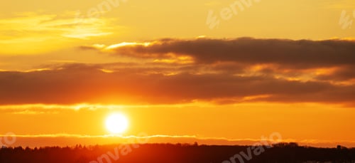 Vorschau: Goldener Sonnenuntergang mit Sonne und Wolken mit dramatisch Himmel mit Sonnenstrahlen