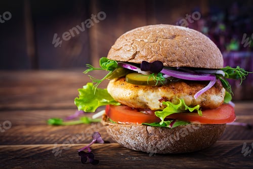 Preview: Sandwich with chicken burger, tomatoes, pickled cucumber and red onion.