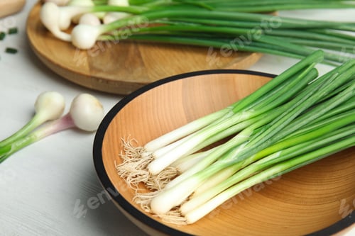 Visualização: Plate with fresh green onion on table, closeup