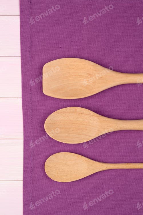 Preview: Kitchenware on purple towel