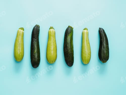 Vista previa: Row of green and dark zucchini