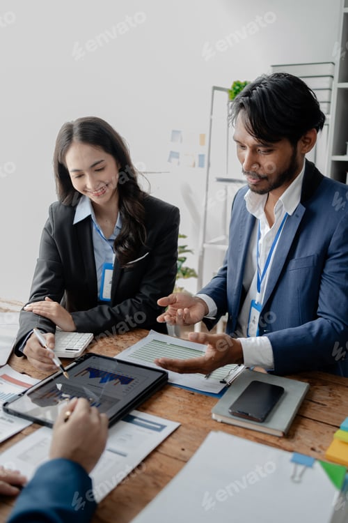 Preview: A group of businessmen and marketers meet in a company meeting room, a group of investors and execut