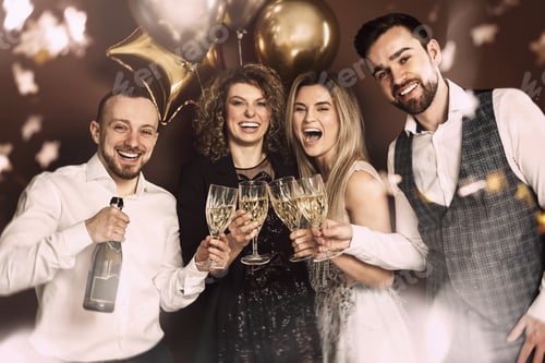 Visualização: Grupo de pessoas elegantemente vestidas comemorando um feriado ou evento, bebendo vinho espumante