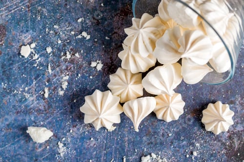 Preview: Small white meringues on a colored background