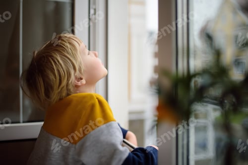 Preview: A child of primary school age is at risk of falling from a window from a great height