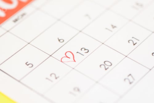 Preview: Selective focus of calendar with heart sign on yellow background
