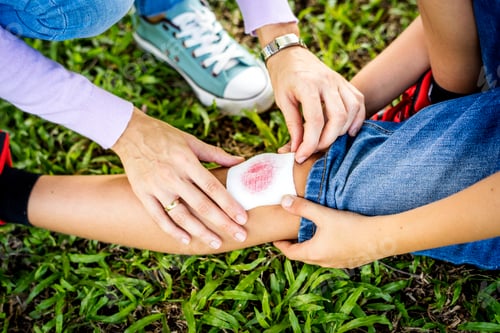 Preview: Little boy scraped his leg while playing