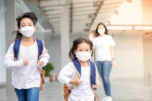 Visualização: Alunos da escola. Garotas com mochilas. Início das aulas. Primeiro dia