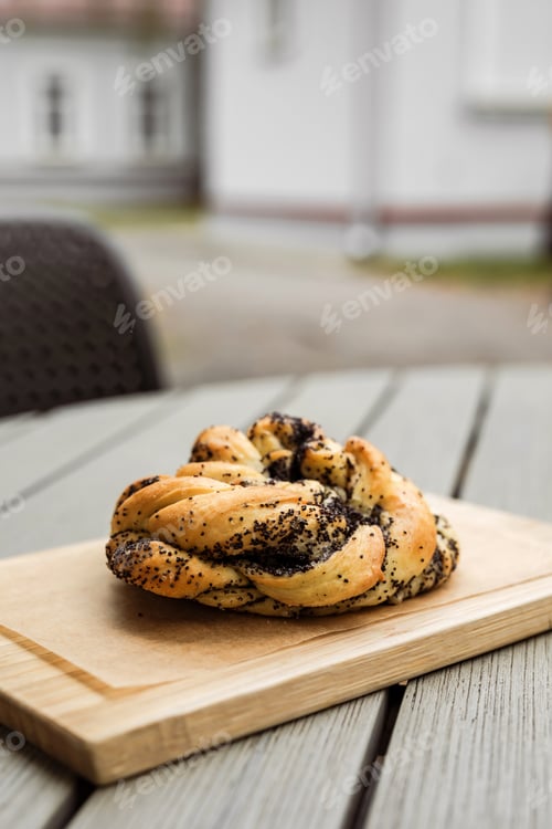 Preview: A poppyseed bun on a wooden board