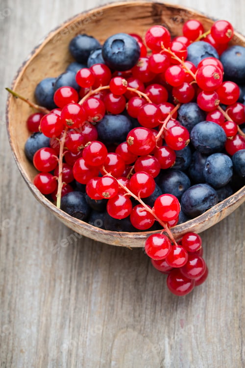 Preview: Fresh blueberries and red currant.
