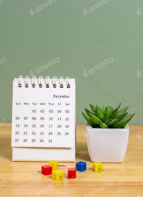 Visualização: Conceito de evento de lembrete de calendário. Calendário e pinos colocados na mesa.