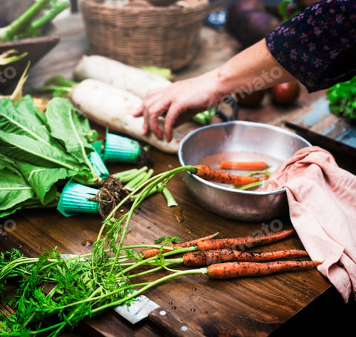 Preview: Closeup of fresh carrots in water bowl
